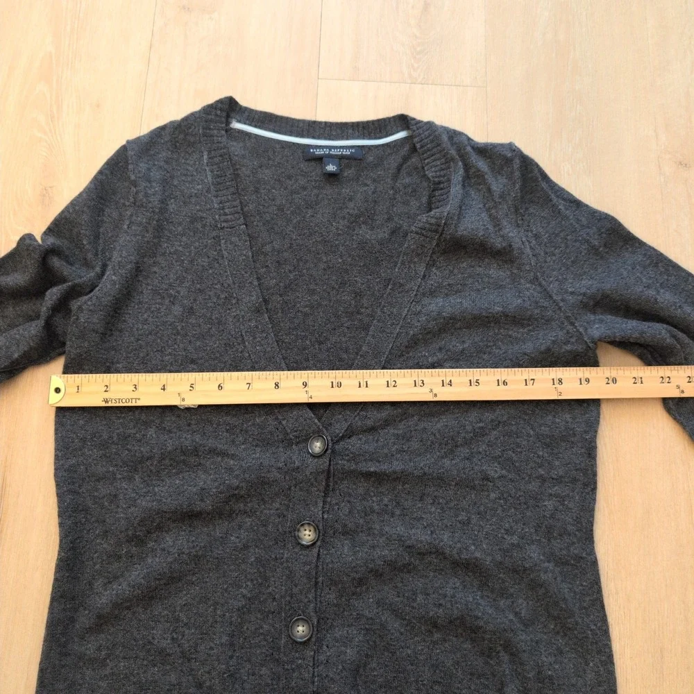 Banana Republic Mens Large Gray Italian Yarn V-Neck Button Cardigan Sweater